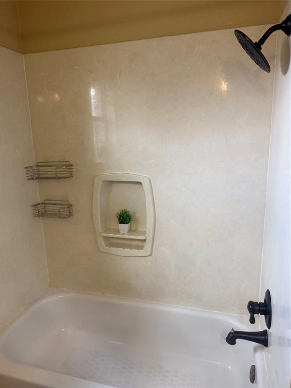 2524 Riders Way Woodway, TX 76712 - Photo 30 of 35 Bathroom featuring shower / bathtub combination