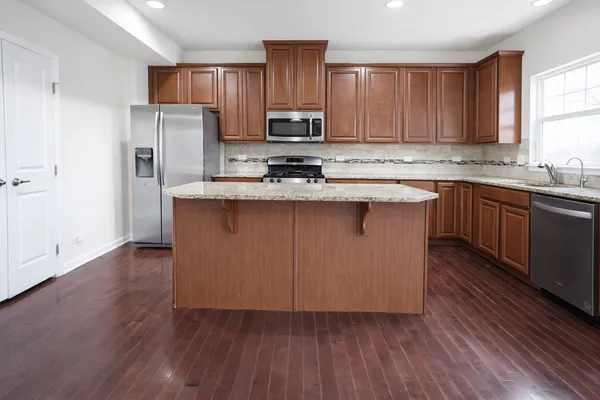 $2,900 | 3463 Bradbury Circle, Aurora, IL 60504