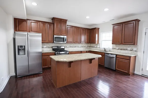 $2,900 | 3463 Bradbury Circle, Aurora, IL 60504