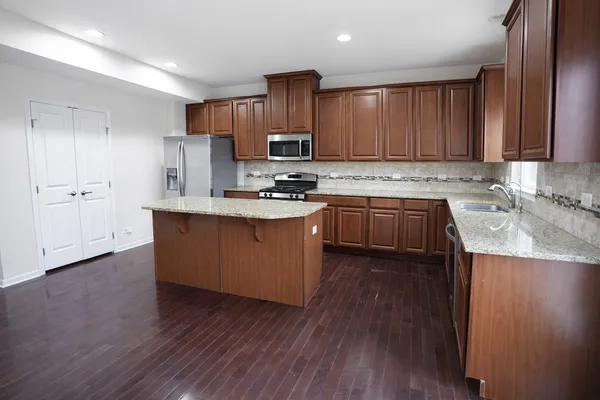 $2,900 | 3463 Bradbury Circle, Aurora, IL 60504