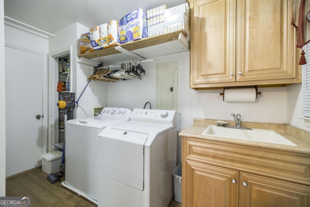 2574 Lower Hartley Bridge Road Byron, GA 31008 - Photo 16 of 45 a utility room with dryer and washer