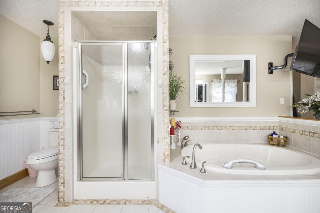 2574 Lower Hartley Bridge Road Byron, GA 31008 - Photo 20 of 45 a bathroom with a tub and a sink