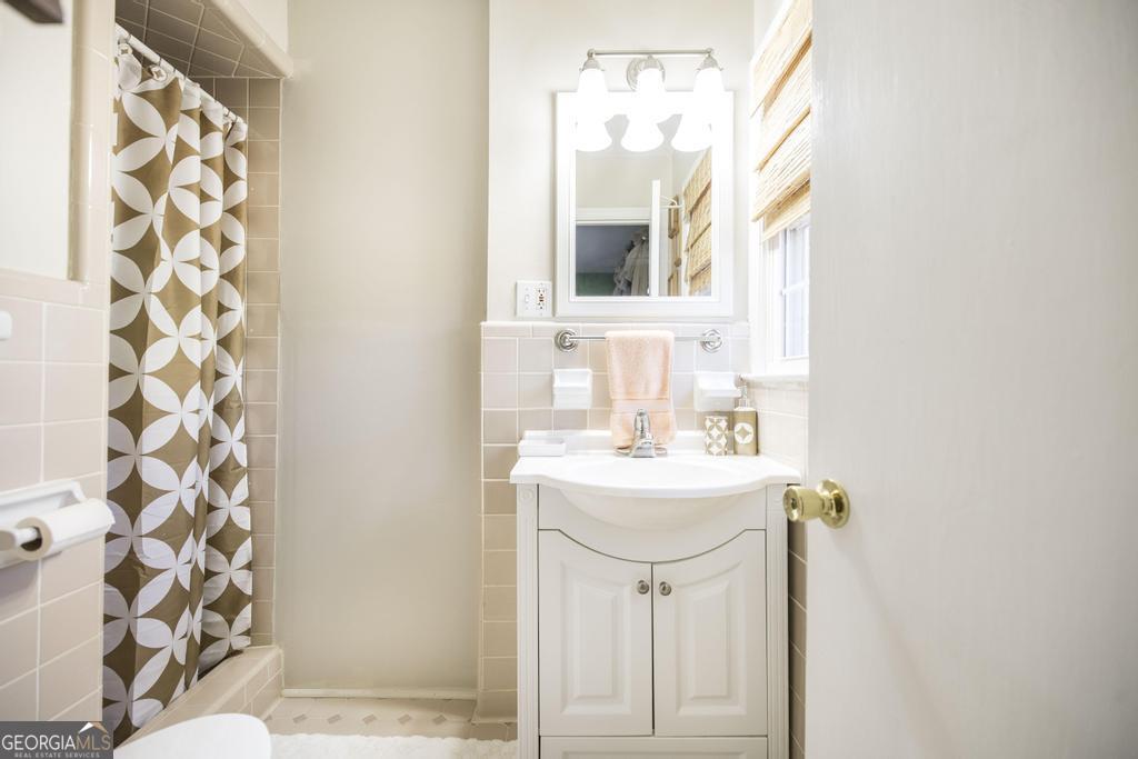 2574 Lower Hartley Bridge Road Byron, GA 31008 - Photo 25 of 45 a bathroom with a sink toilet and shower