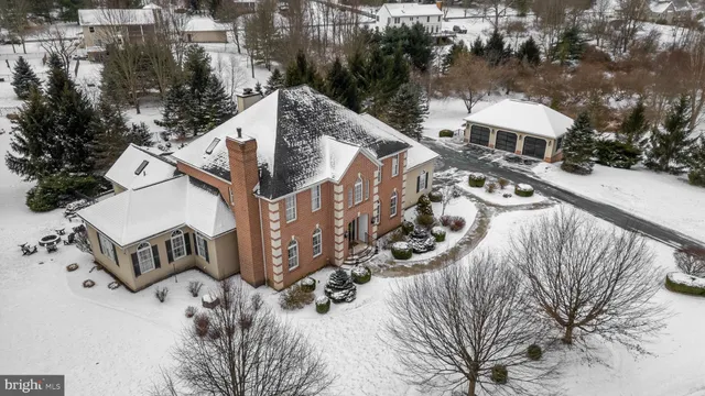 a view of a house with backyard and trees