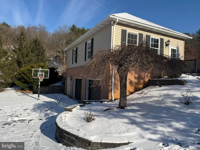 a view of entryway and hall