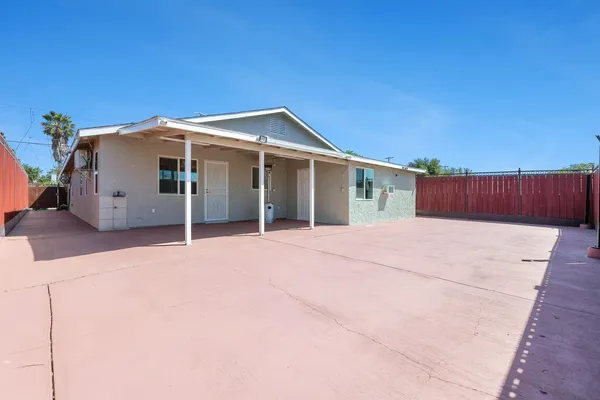 a view of an house with backyard and a garden