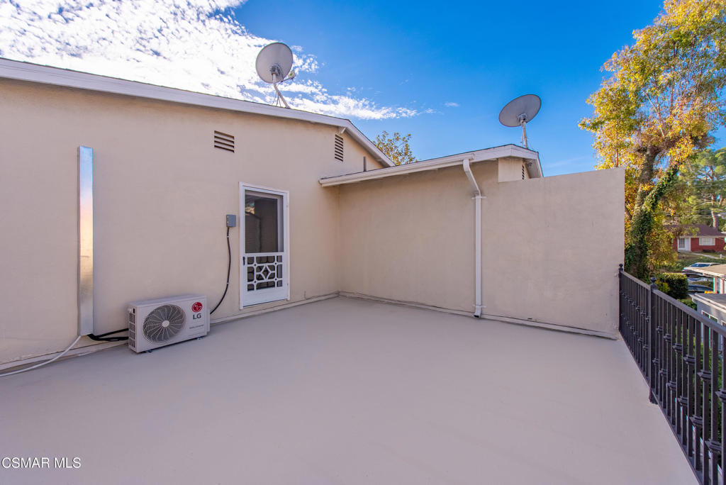 22002 Ybarra Road Woodland Hills, CA 91364 - Photo 28 of 31 a view of a garage