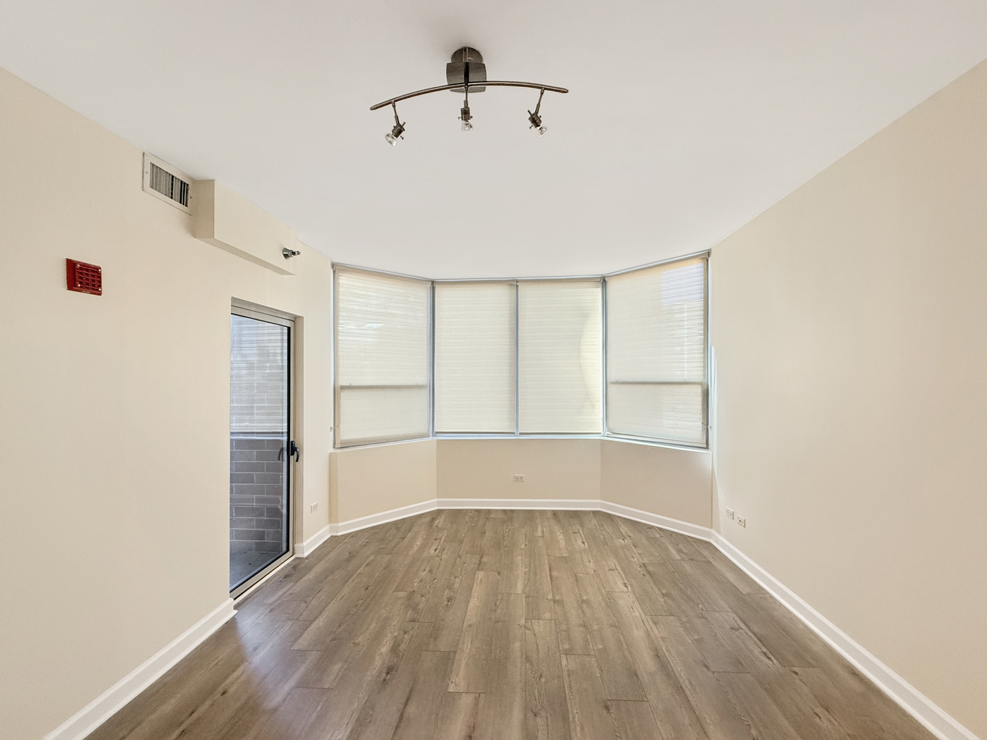 720 West Randolph Street, Unit 608 Chicago, IL 60661 - Photo 21 of 40 a view of empty room with wooden floor and fan