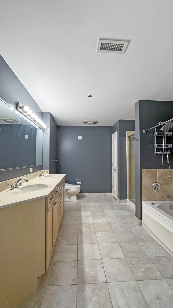 720 West Randolph Street, Unit 608 Chicago, IL 60661 - Photo 26 of 40 a view of an empty room with window and a projector