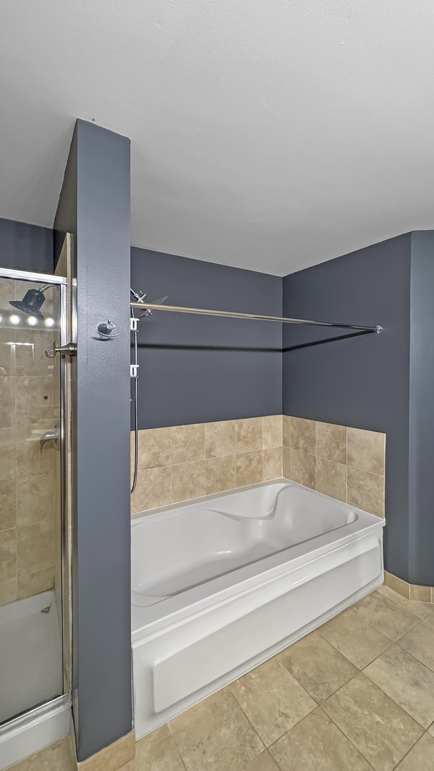 720 West Randolph Street, Unit 608 Chicago, IL 60661 - Photo 28 of 40 a bathroom with a bathtub and shower