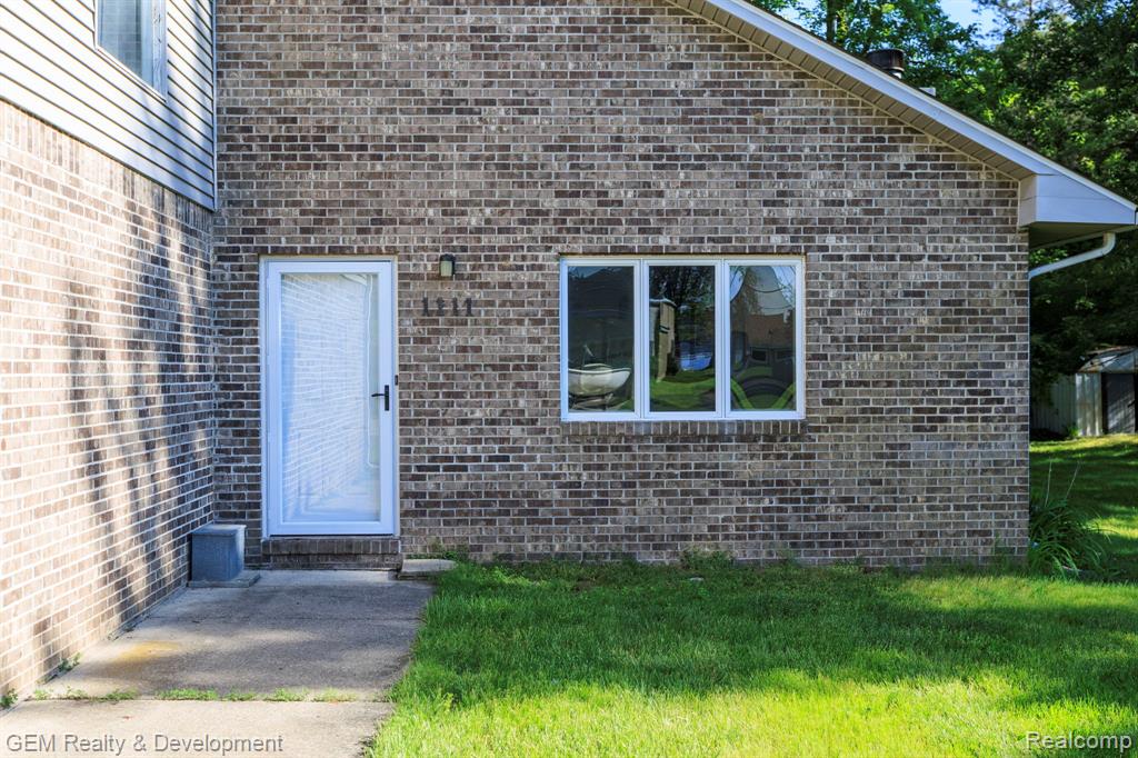 1111 Sarah Road Pinckney, MI 48169 - Photo 3 of 47