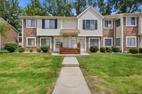$105,000 | 17447 Utica Oaks Lane, Roseville, MI 48066