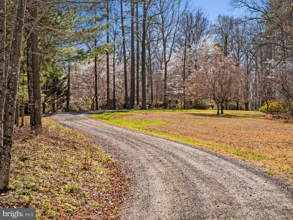 $1,145,000 | 40 Angel Kiss Lane, Castleton, VA 22716