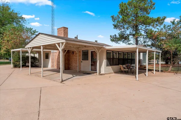 a view of a house with backyard and porch