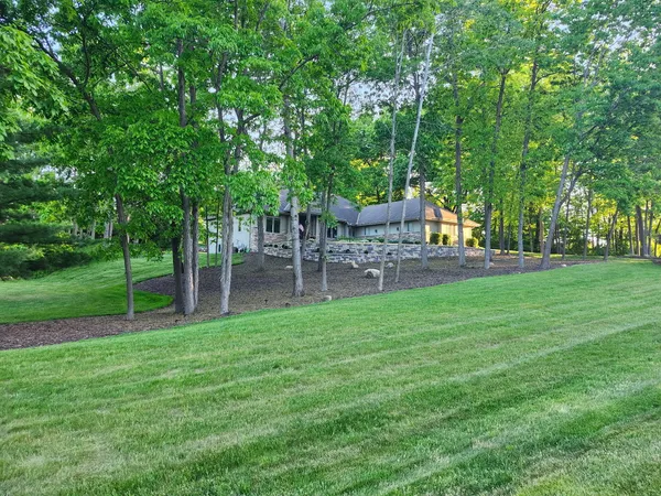 $1,224,900 | N77W23829 Sun Valley Run, Sussex, WI 53089