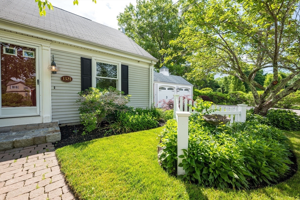 1324 Main Street Acushnet, MA 02743 - Photo 6 of 36