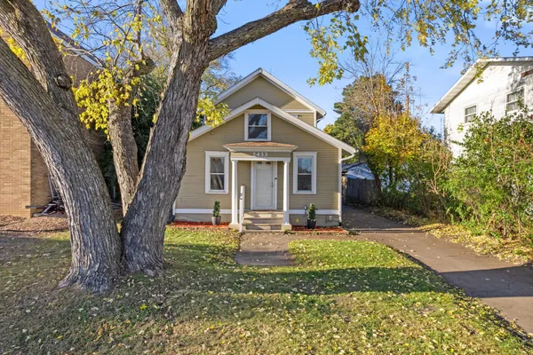 $300,000 | 2433 Youngman Avenue West, St. Paul, MN 55116