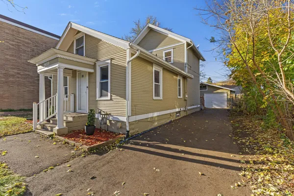 $300,000 | 2433 Youngman Avenue West, St. Paul, MN 55116
