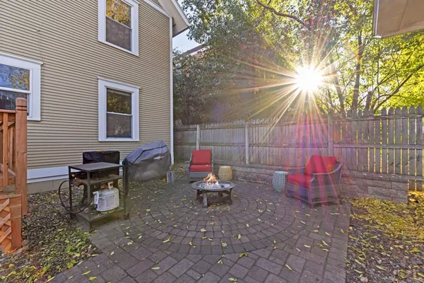 $300,000 | 2433 Youngman Avenue West, St. Paul, MN 55116