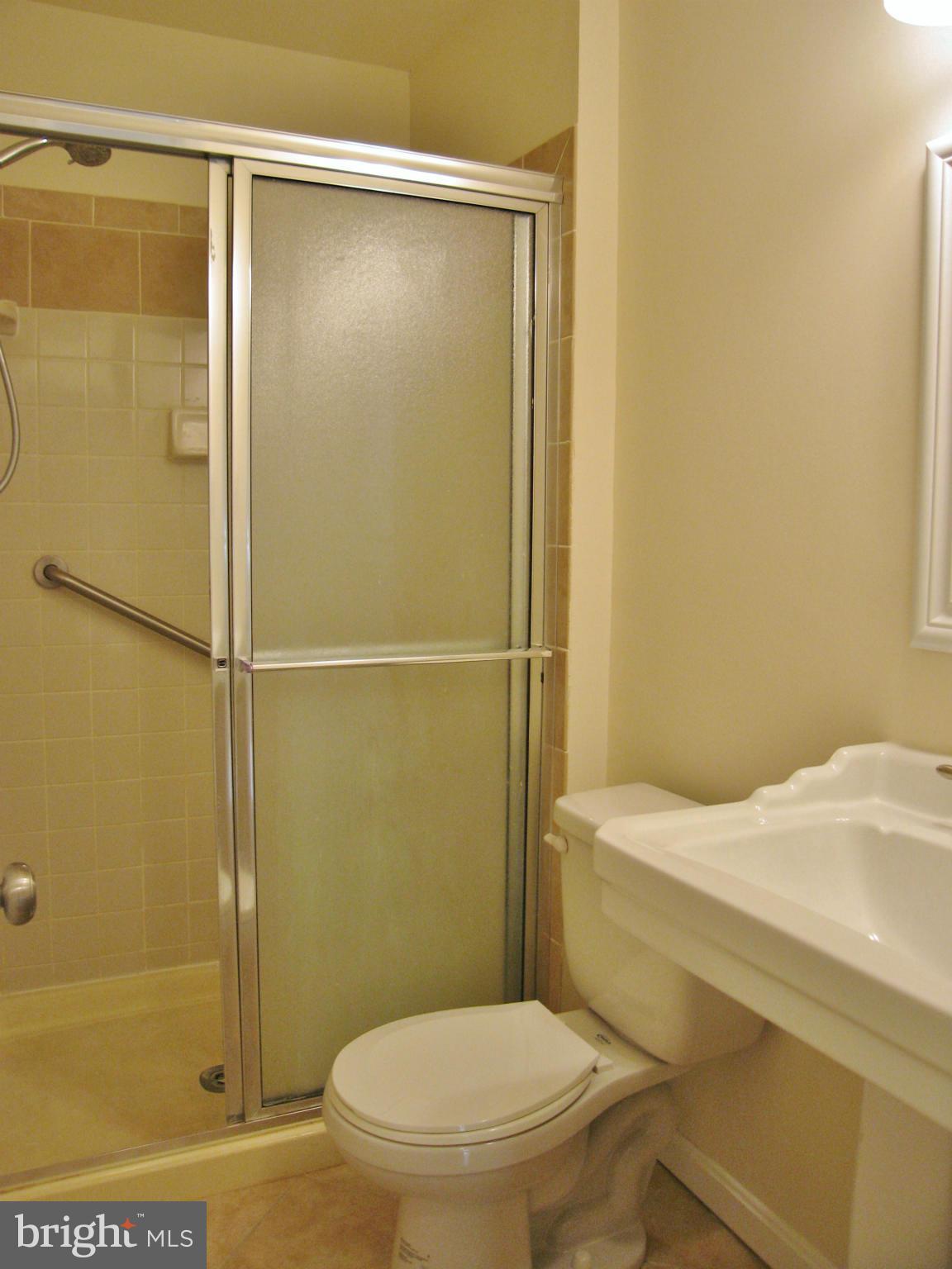 7623 Hayfield Road Alexandria, VA 22315 - Photo 14 of 22 Bath