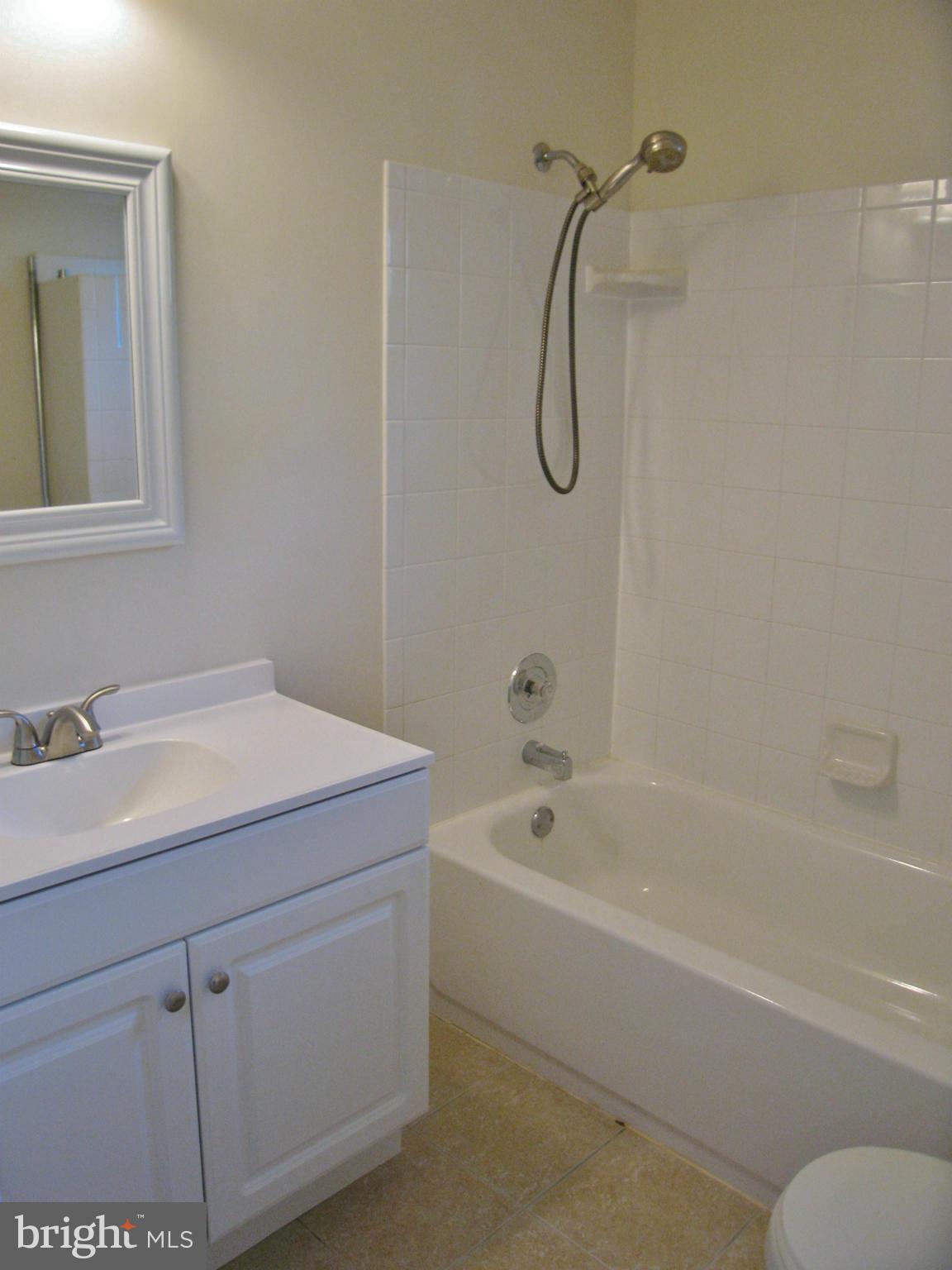 7623 Hayfield Road Alexandria, VA 22315 - Photo 15 of 22 Bath