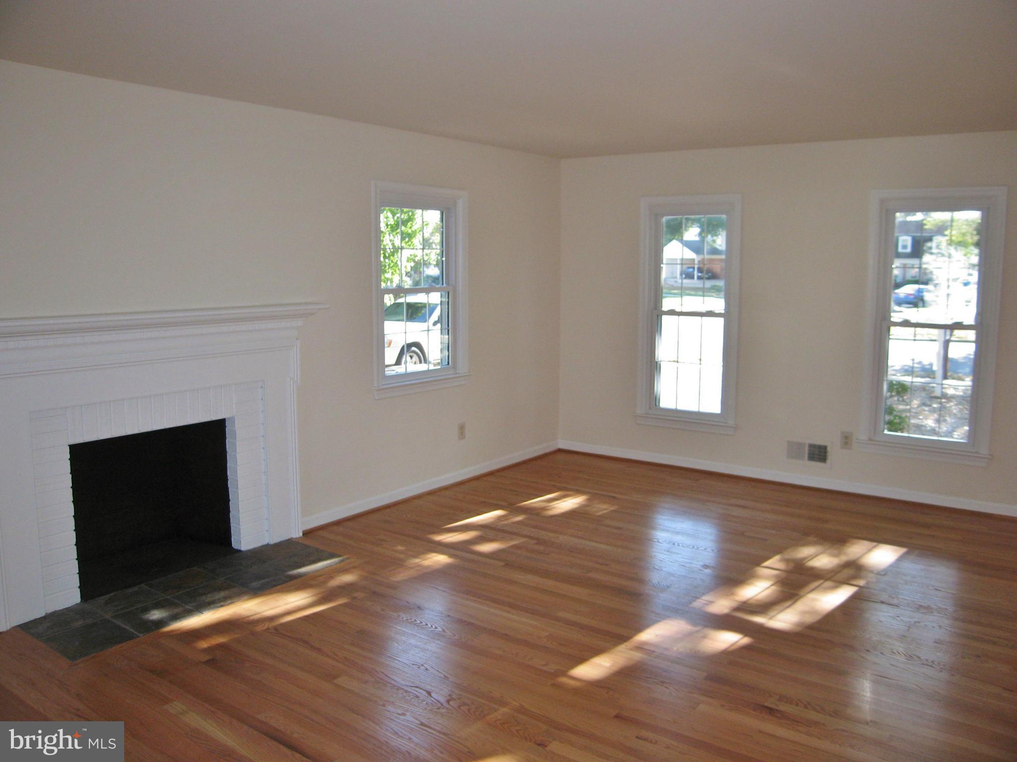 7623 Hayfield Road Alexandria, VA 22315 - Photo 4 of 22 Family Room