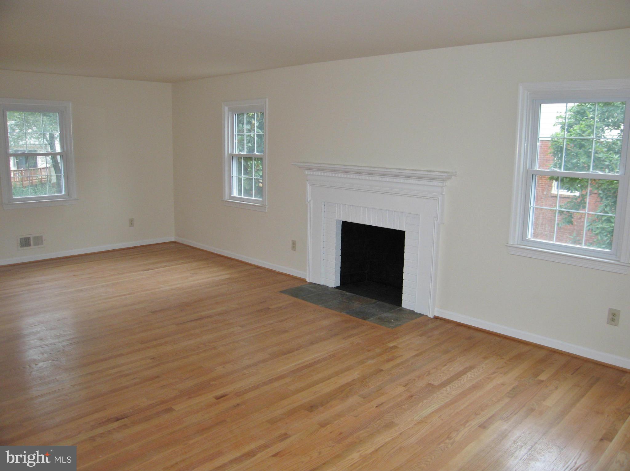 7623 Hayfield Road Alexandria, VA 22315 - Photo 5 of 22 Family Room