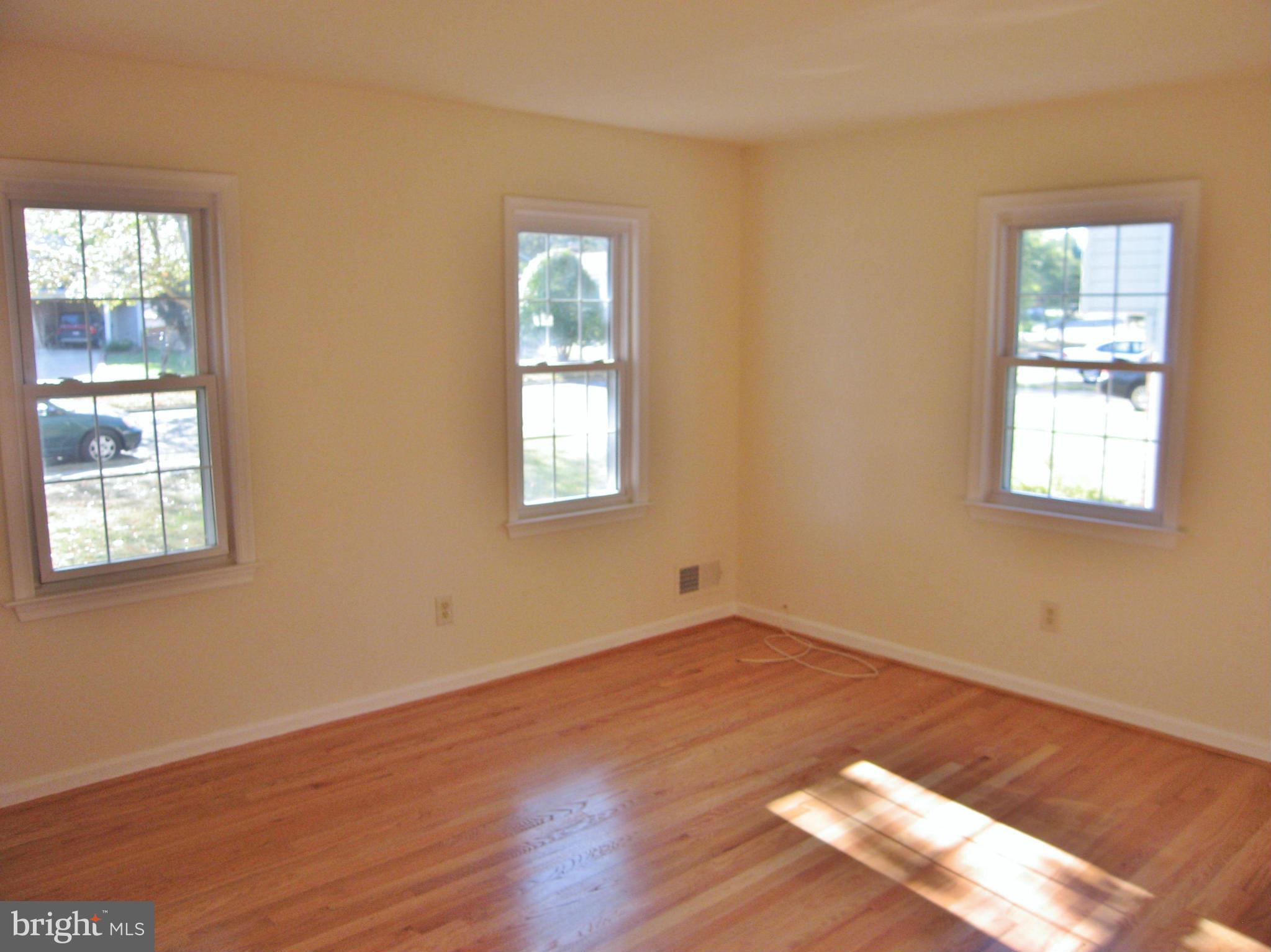 7623 Hayfield Road Alexandria, VA 22315 - Photo 7 of 22 Living Room