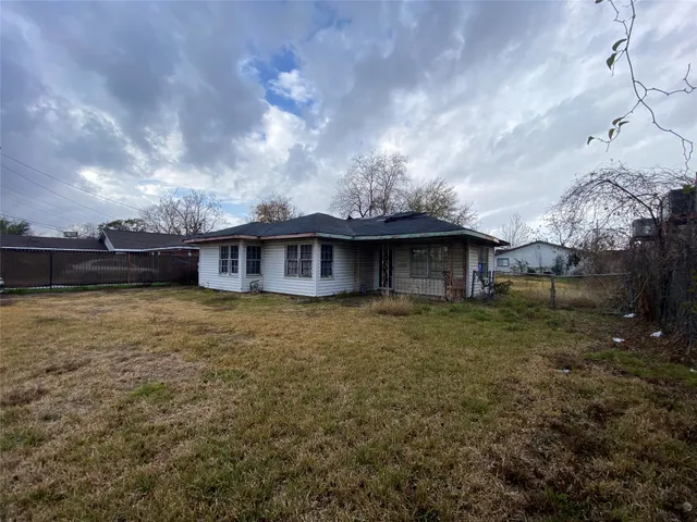 a view of a house with a backyard
