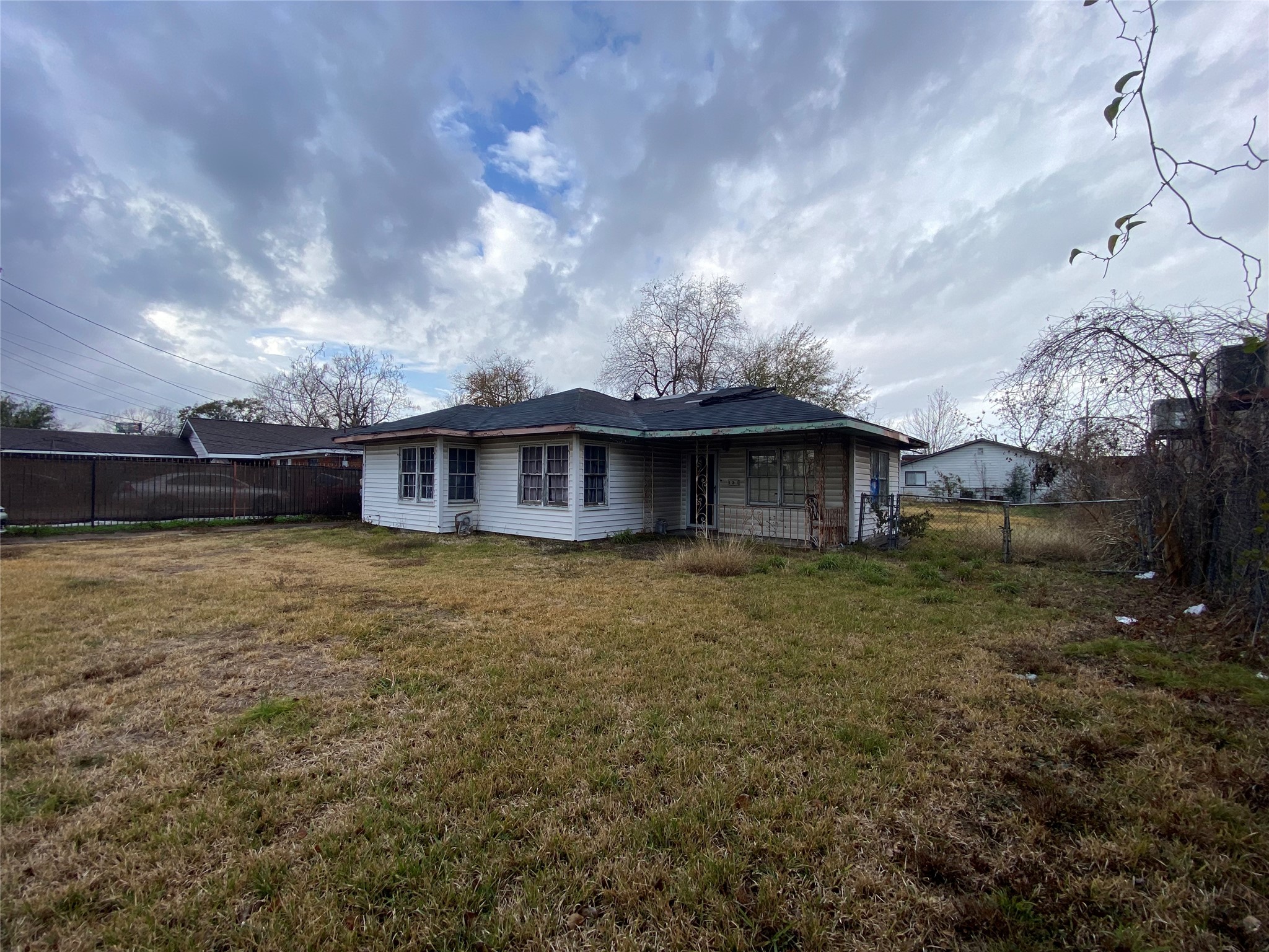 a view of a house with a backyard
