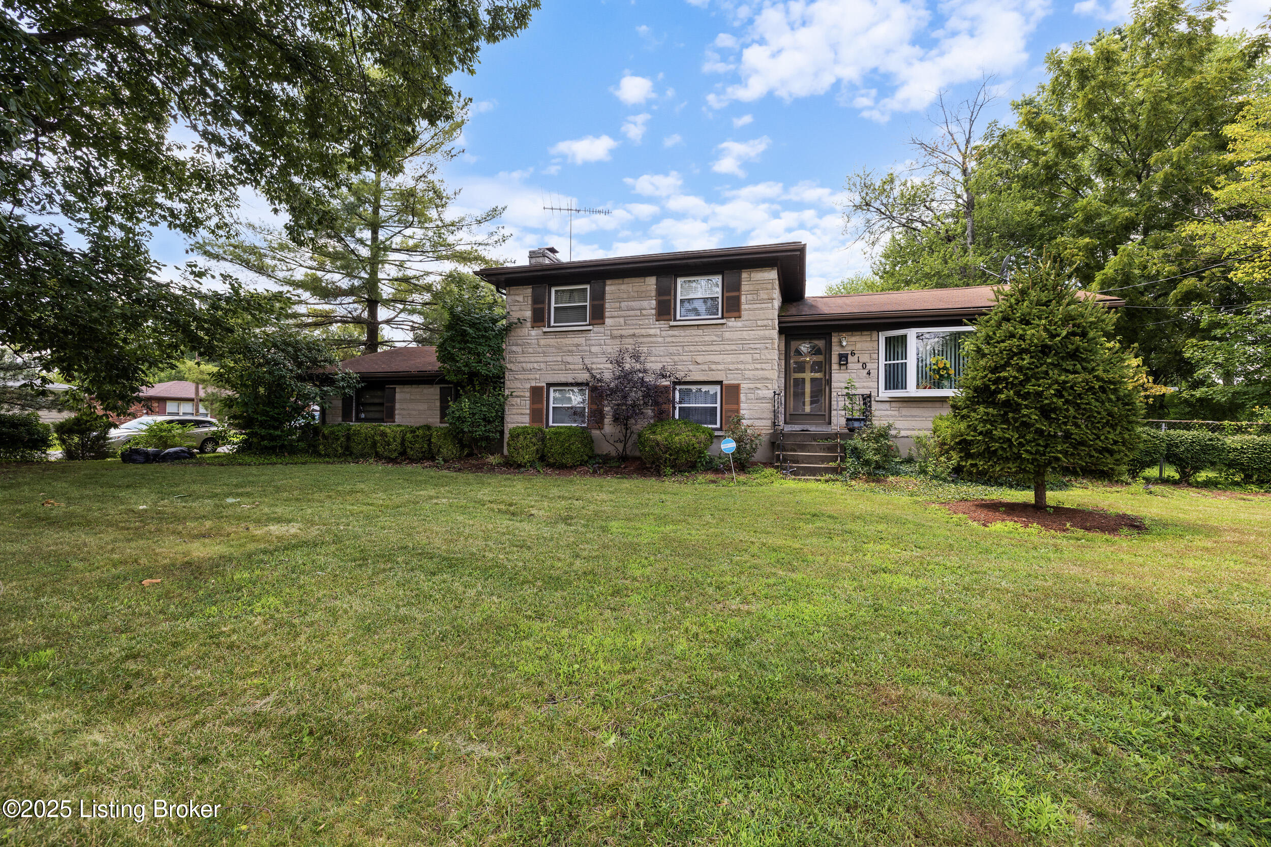 6104 Shadow Run Road Louisville, KY 40219 - Photo 4 of 34 3U8A9544