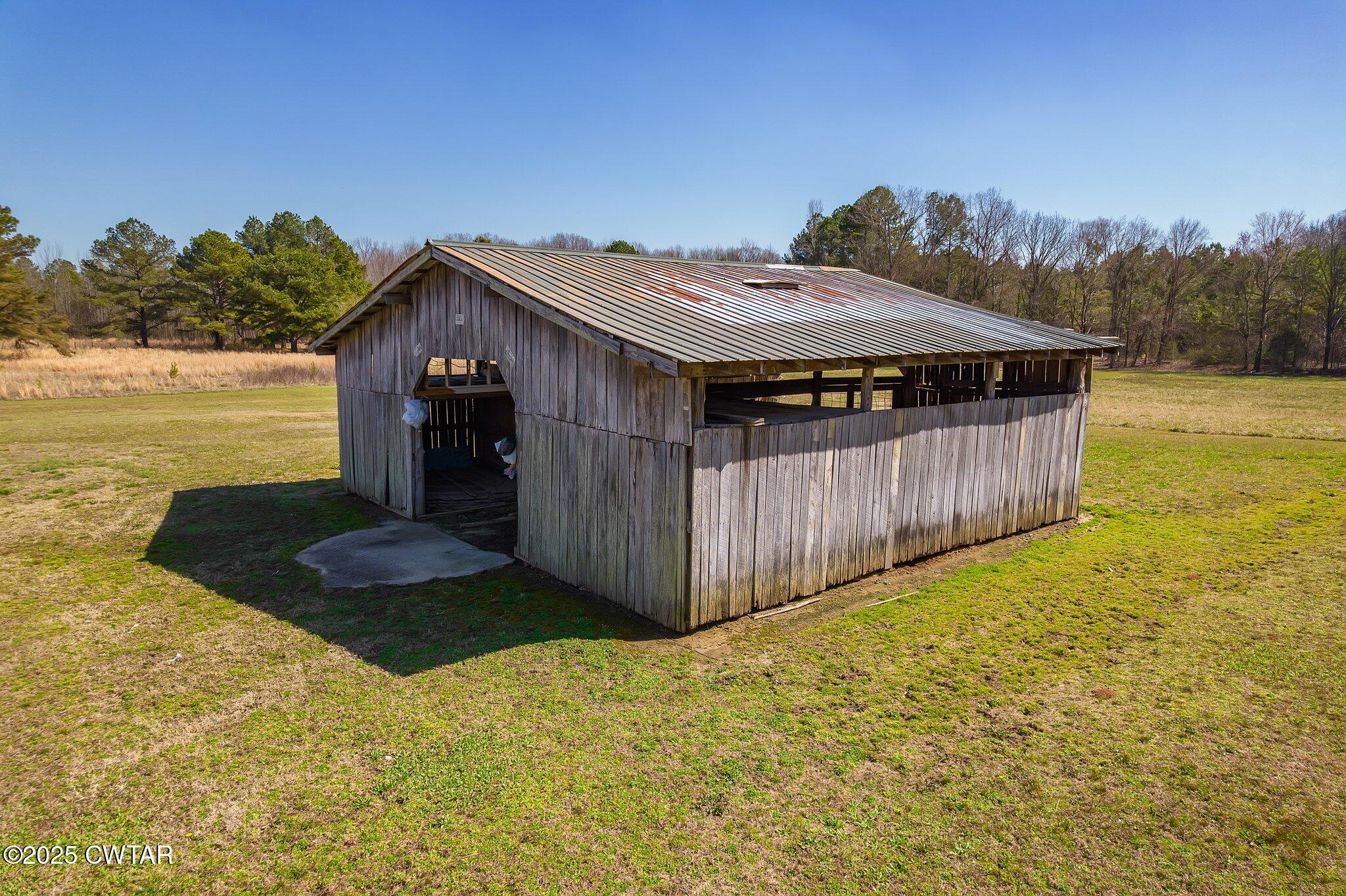 280 St Road Beech Bluff, TN 38313 - Photo 33 of 46 a view of a house with a backyard and a tub