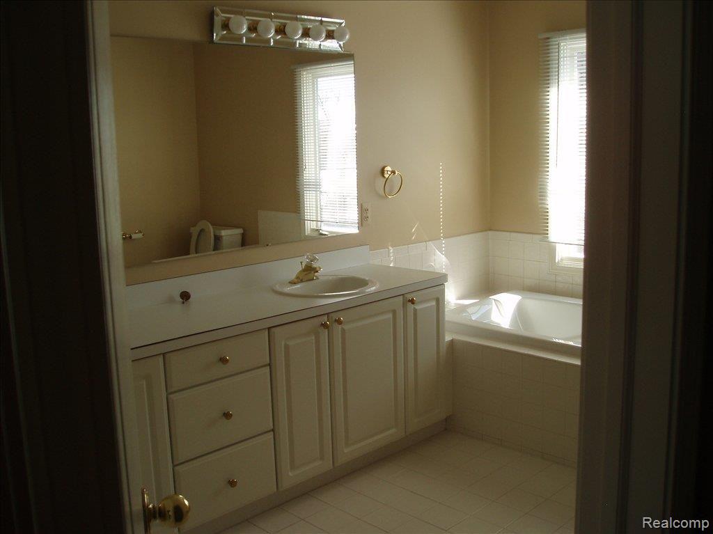 3607 Aynsley Drive Rochester, MI 48306 - Photo 9 of 12 Master Bath
