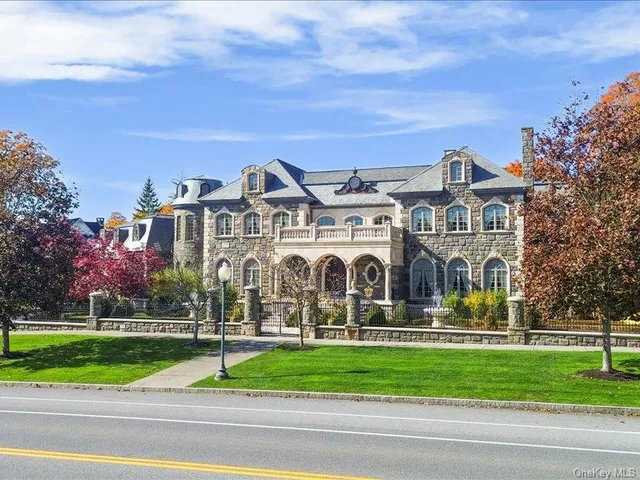 a group of cars parked in front of a white building