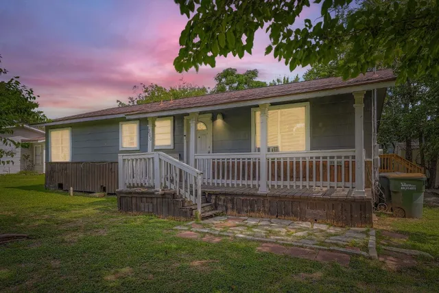 a view of a house with a yard in front of it