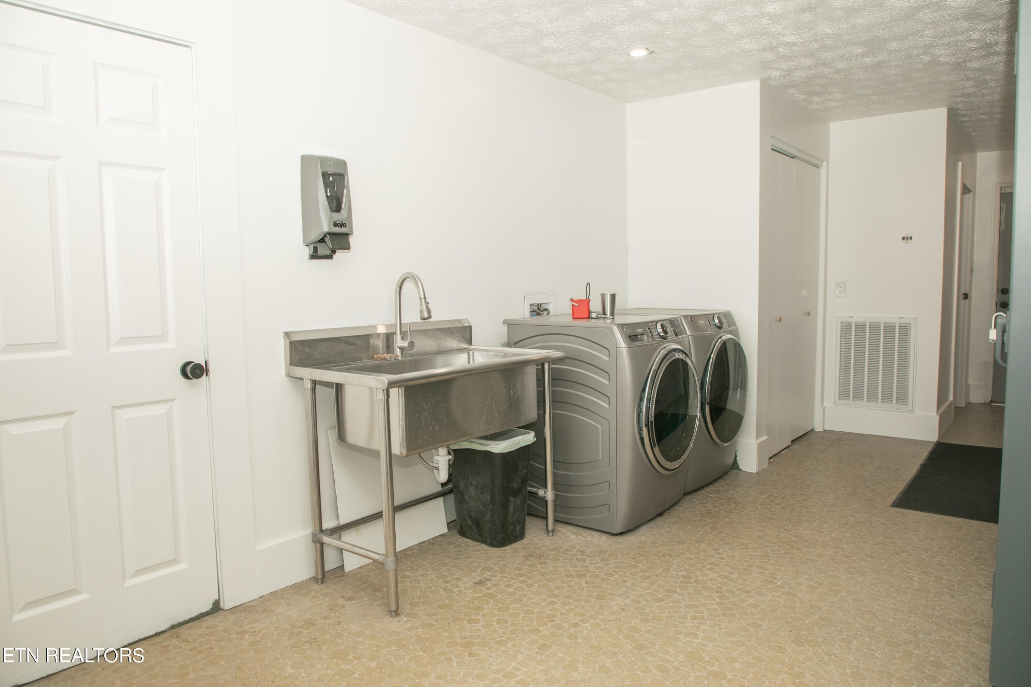 1735 Redwing Lane New Market, TN 37820 - Photo 18 of 33 a utility room with dryer and washer