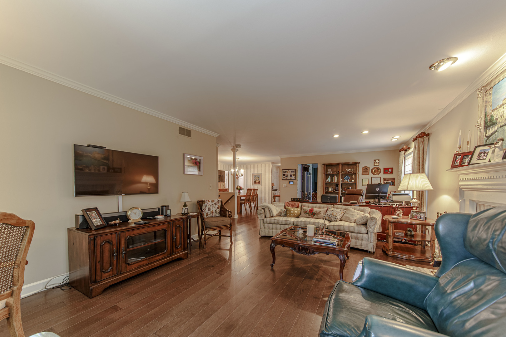 1109 Oakview Drive Wheaton, IL 60187 - Photo 13 of 23 a living room with furniture and a flat screen tv