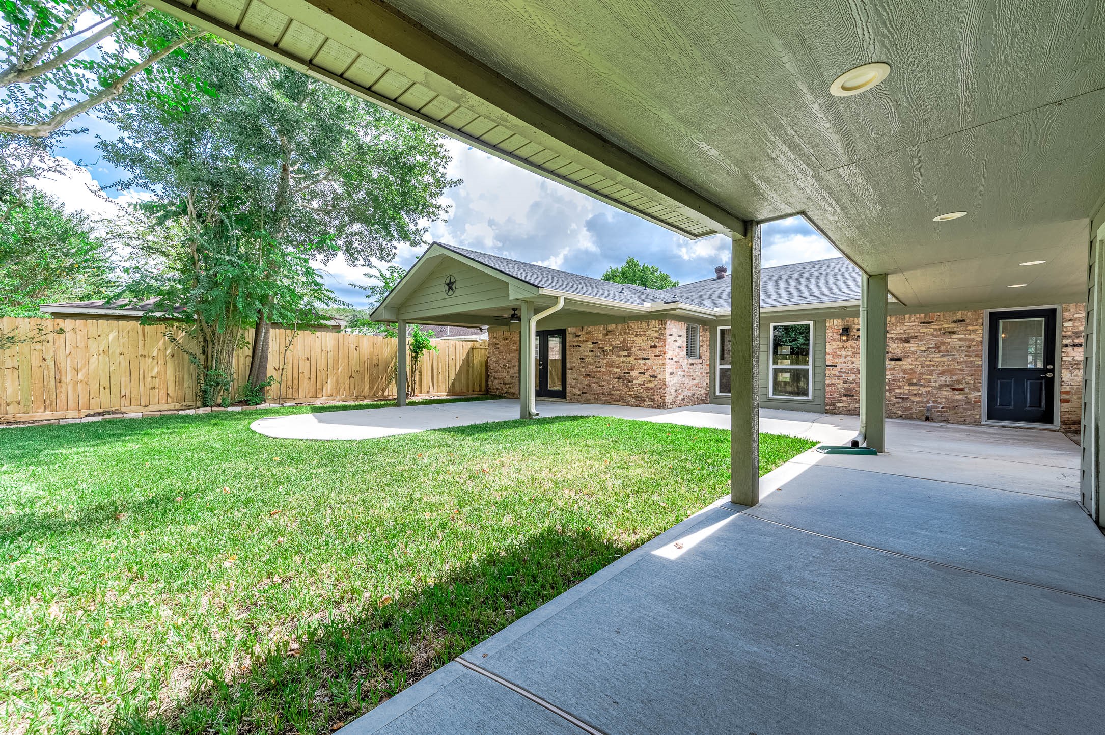 6030 Warm Springs Road Houston, TX 77035 - Photo 35 of 40 Backyard is very spacious and has plenty of room for outdoor entertaining.