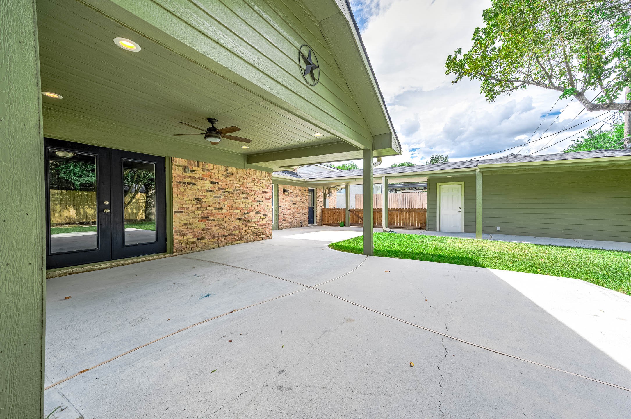 6030 Warm Springs Road Houston, TX 77035 - Photo 38 of 40 Plenty of room to bring your grilling to the next level.