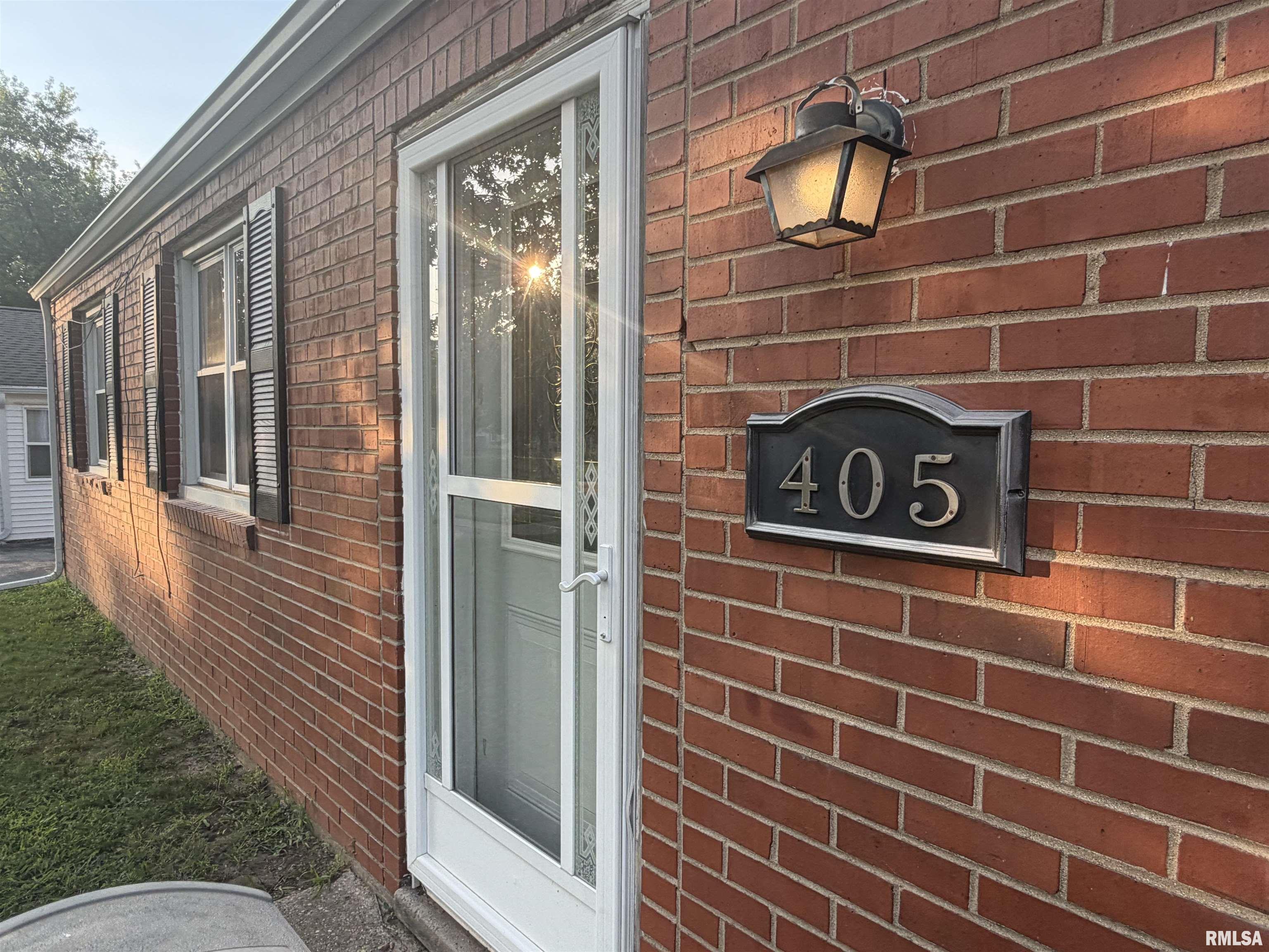 405 Grant Road Marquette Heights, IL 61554 - Photo 2 of 46