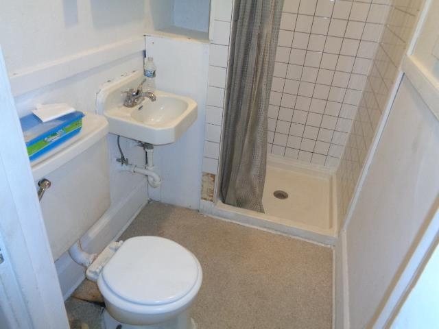 735 North Court Street Rockford, IL 61103 - Photo 10 of 14 a bathroom with a sink a toilet and shower