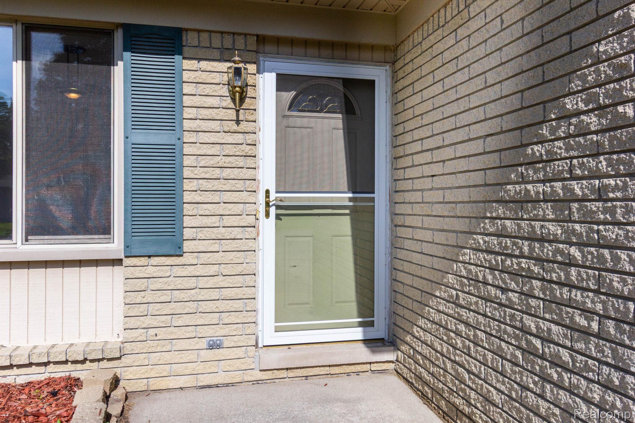 32016 Belcrest Road Rockwood, MI 48173 - Photo 4 of 40 Front Door