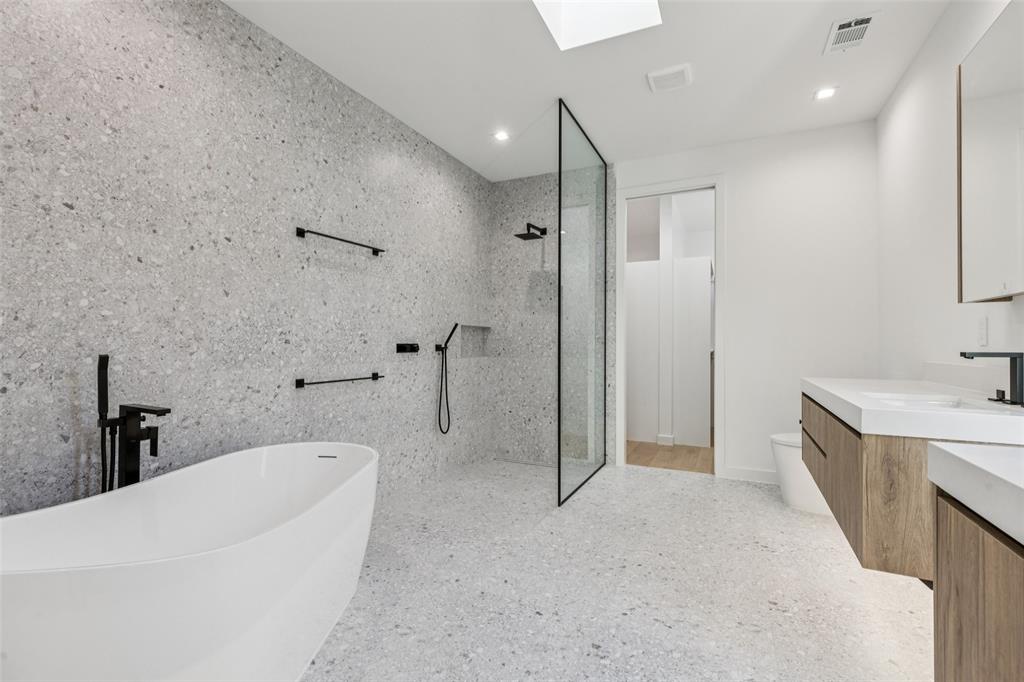 5635 Matalee Avenue Dallas, TX 75206 - Photo 21 of 27 a bathroom with a bathtub and a sink