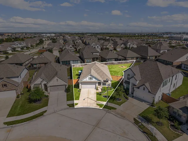 a view of a house with backyard