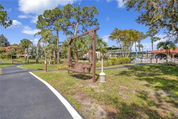 a view of a backyard