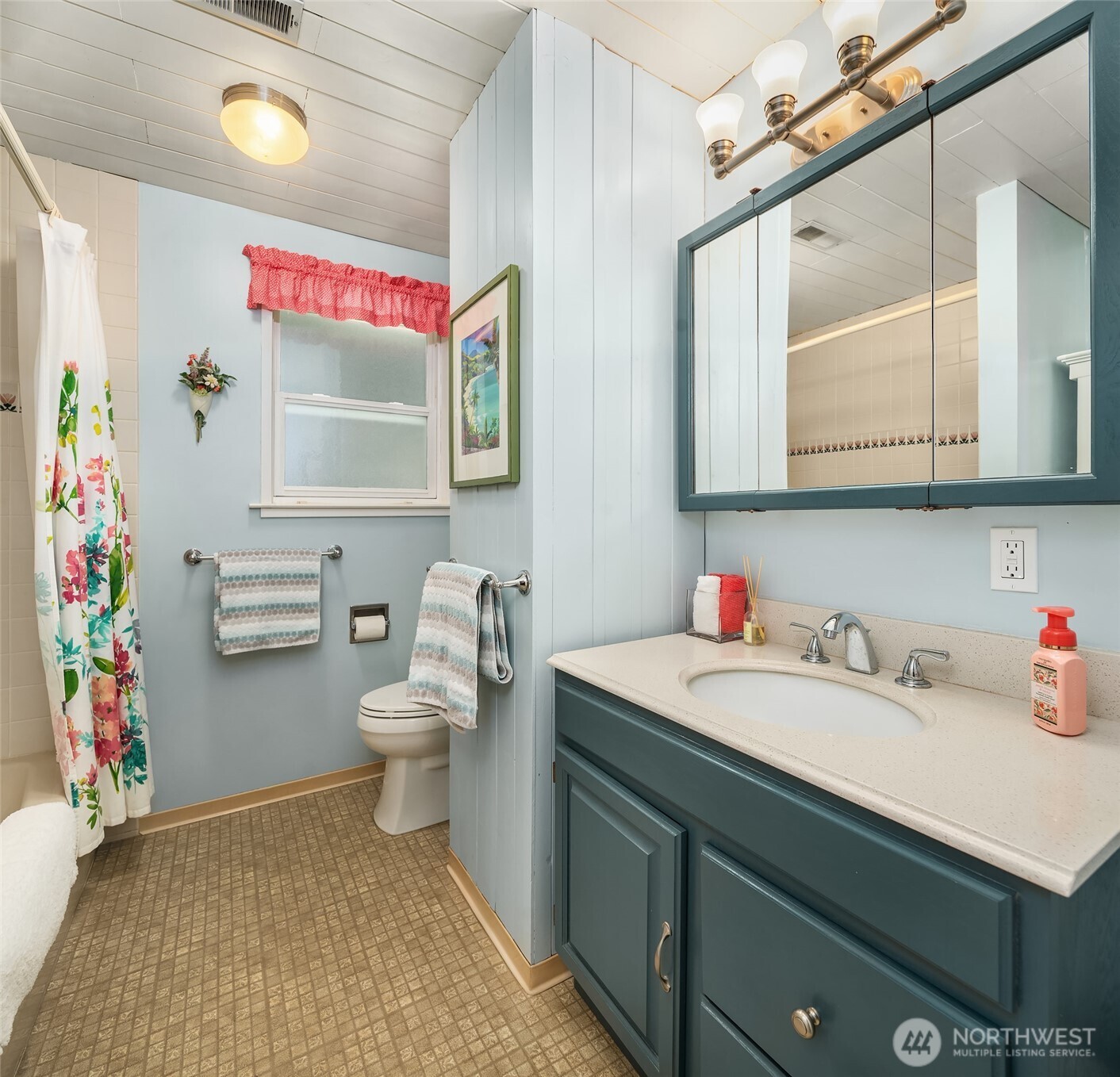 27428 97th Avenue Southwest Vashon, WA 98070 - Photo 11 of 33