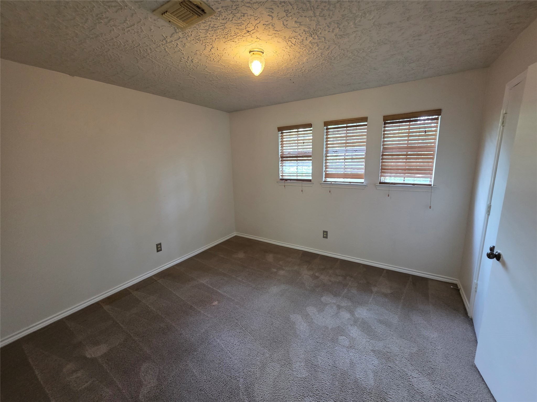 18 Mayfair Grove Court The Woodlands, TX 77381 - Photo 20 of 28 an empty room with a window