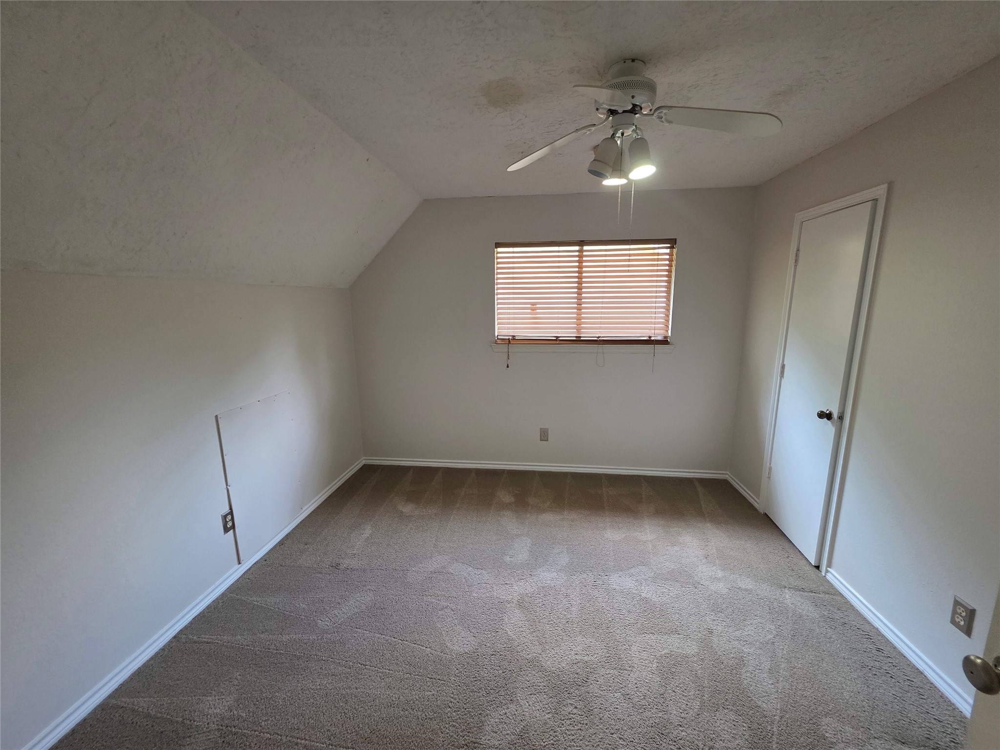 18 Mayfair Grove Court The Woodlands, TX 77381 - Photo 23 of 28 an empty room with a ceiling fan and window