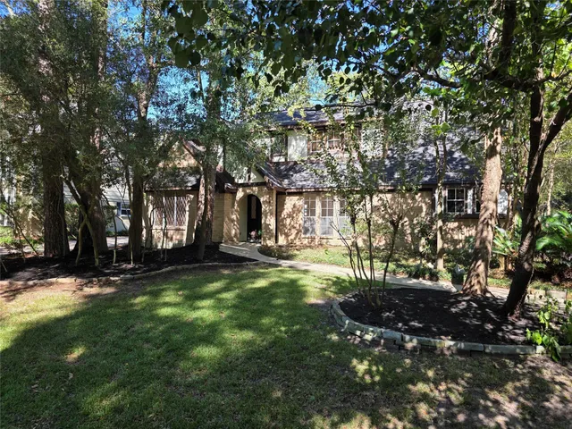 a view of yard with green space