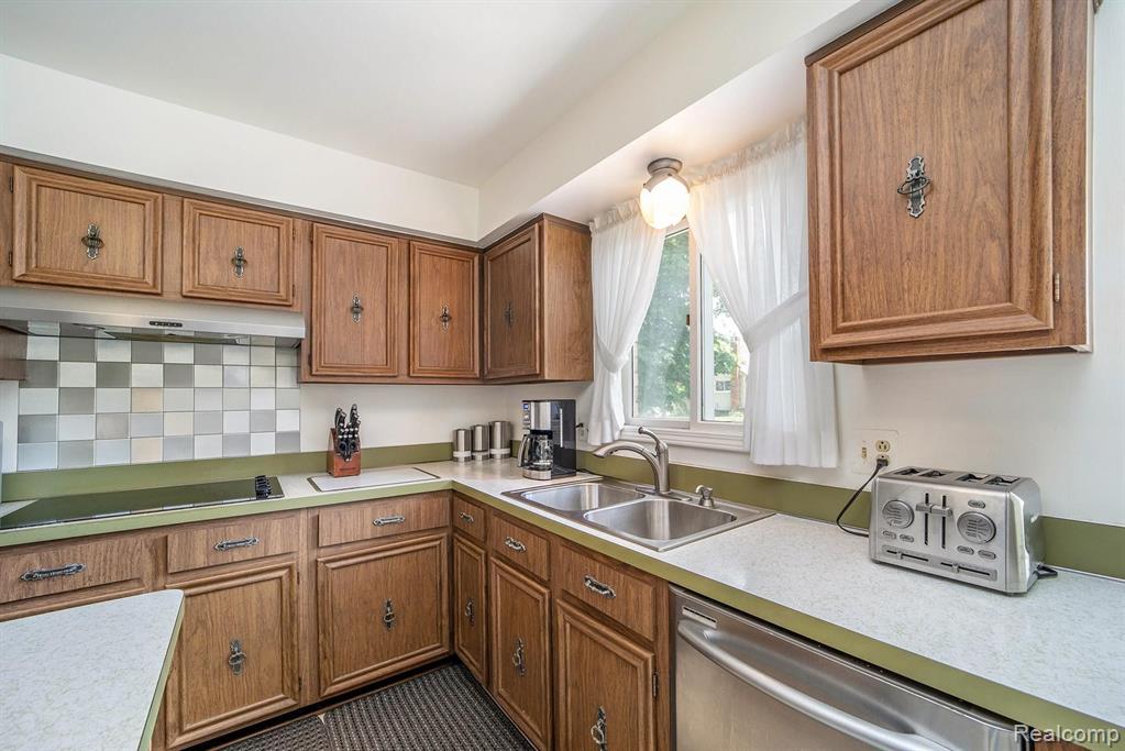 35955 Charter Crest Road Farmington Hills, MI 48335 - Photo 7 of 44